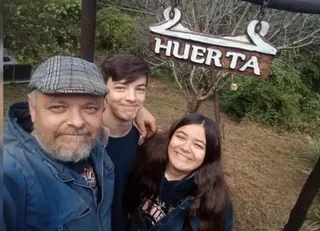 Jazmín Furlán junto a su familia en la huerta