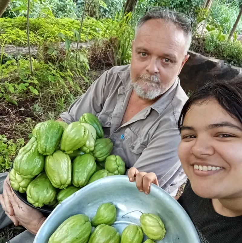 Jazmín Furlán y su familia con cosecha de la chacra