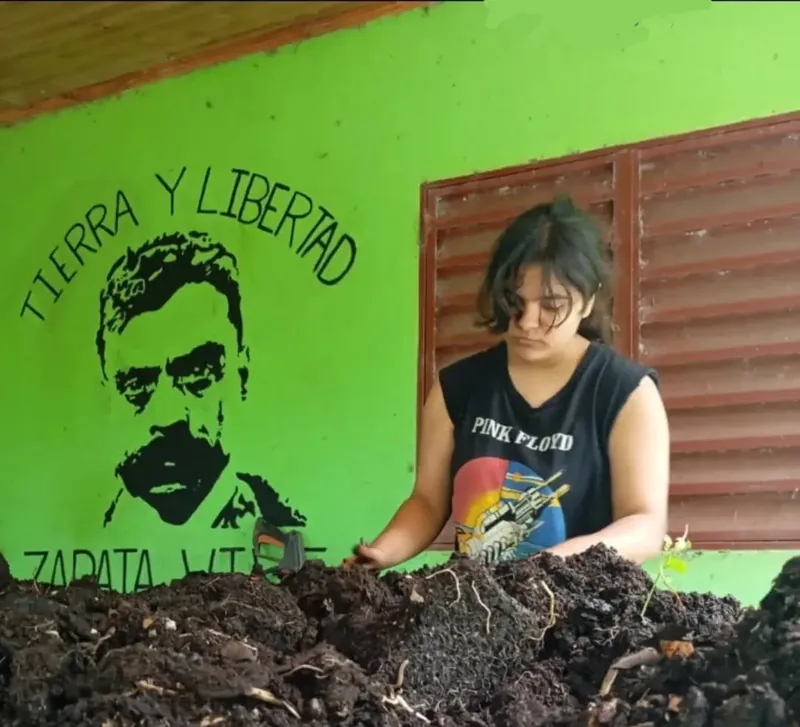Jazmín Furlán en Misiones junto a un mural de Tierra y Libertad
