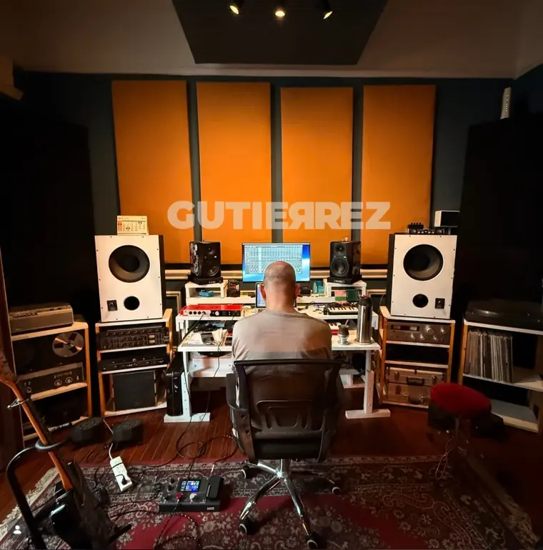 Jerónimo trabajando como productor en el estudio