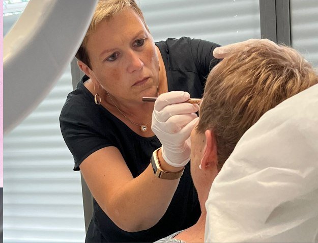 Sandra bei der präzisen Behandlung von Augenbrauen
