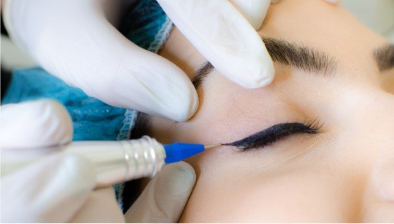 Detailaufnahme einer Permanent-Make-up-Behandlung am Lid